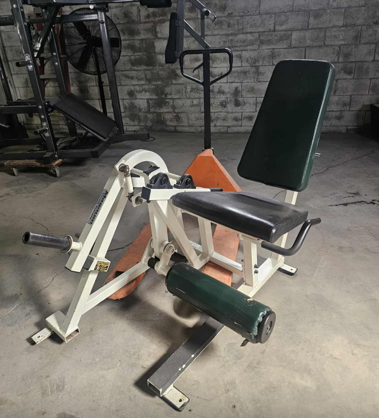 Magnum - Leg Extension ( Plate loaded )