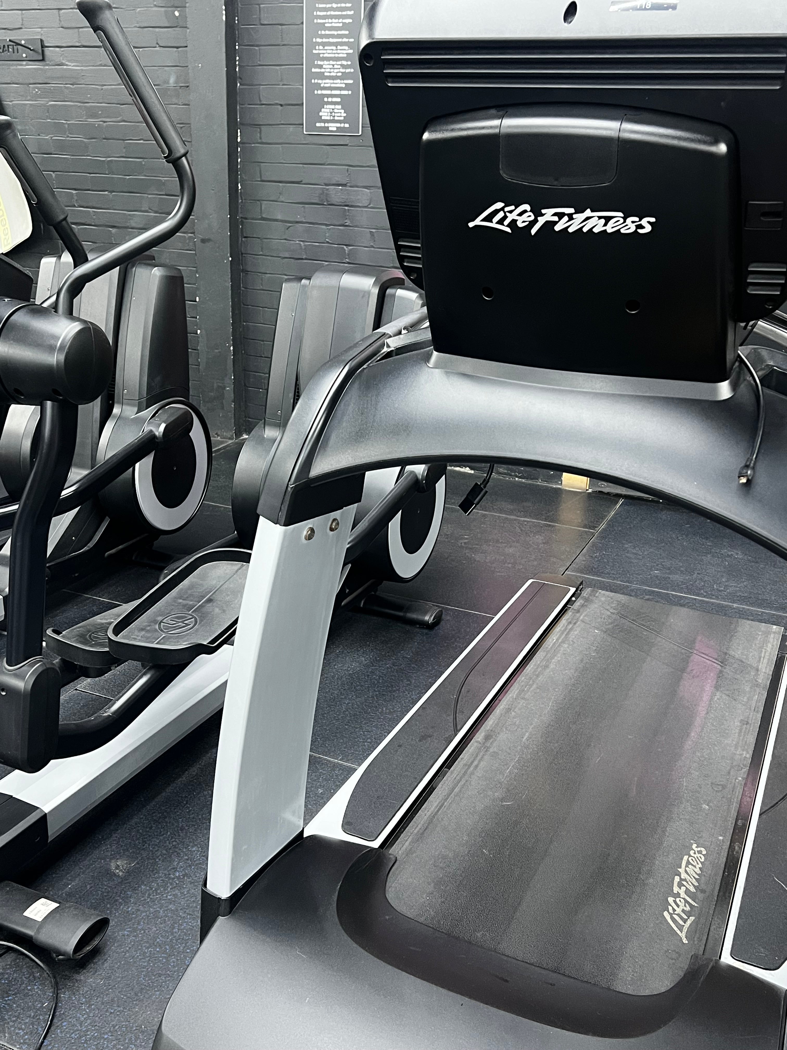 Life Fitness 95T Treadmill Elevation Series Discover SE3 Console