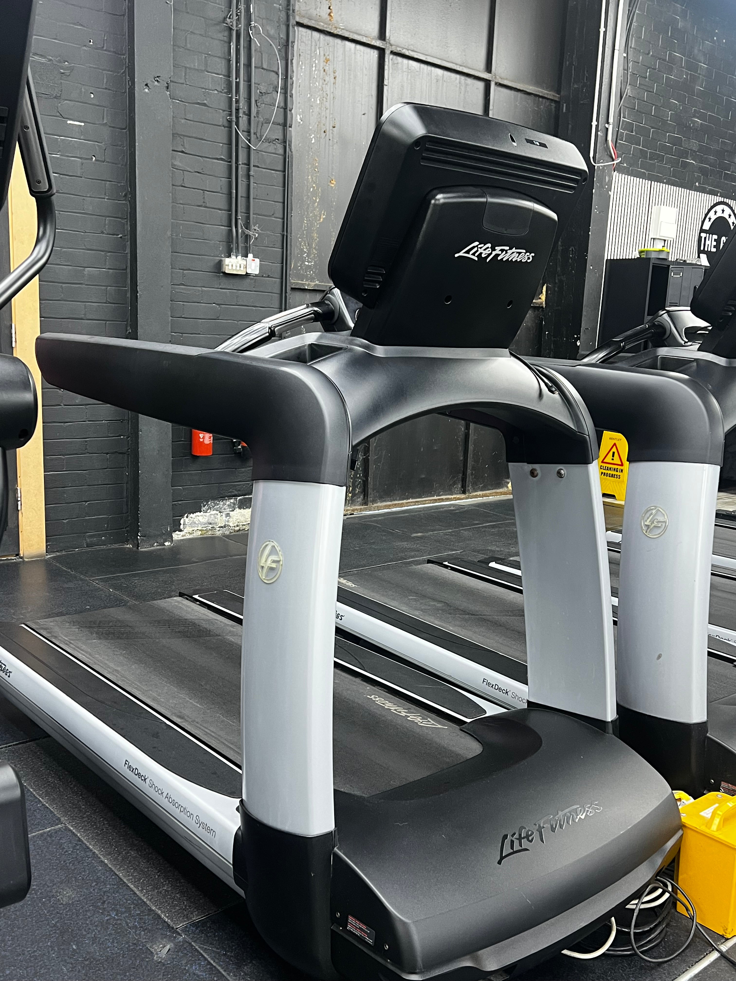 Life Fitness 95T Treadmill Elevation Series Discover SE3 Console